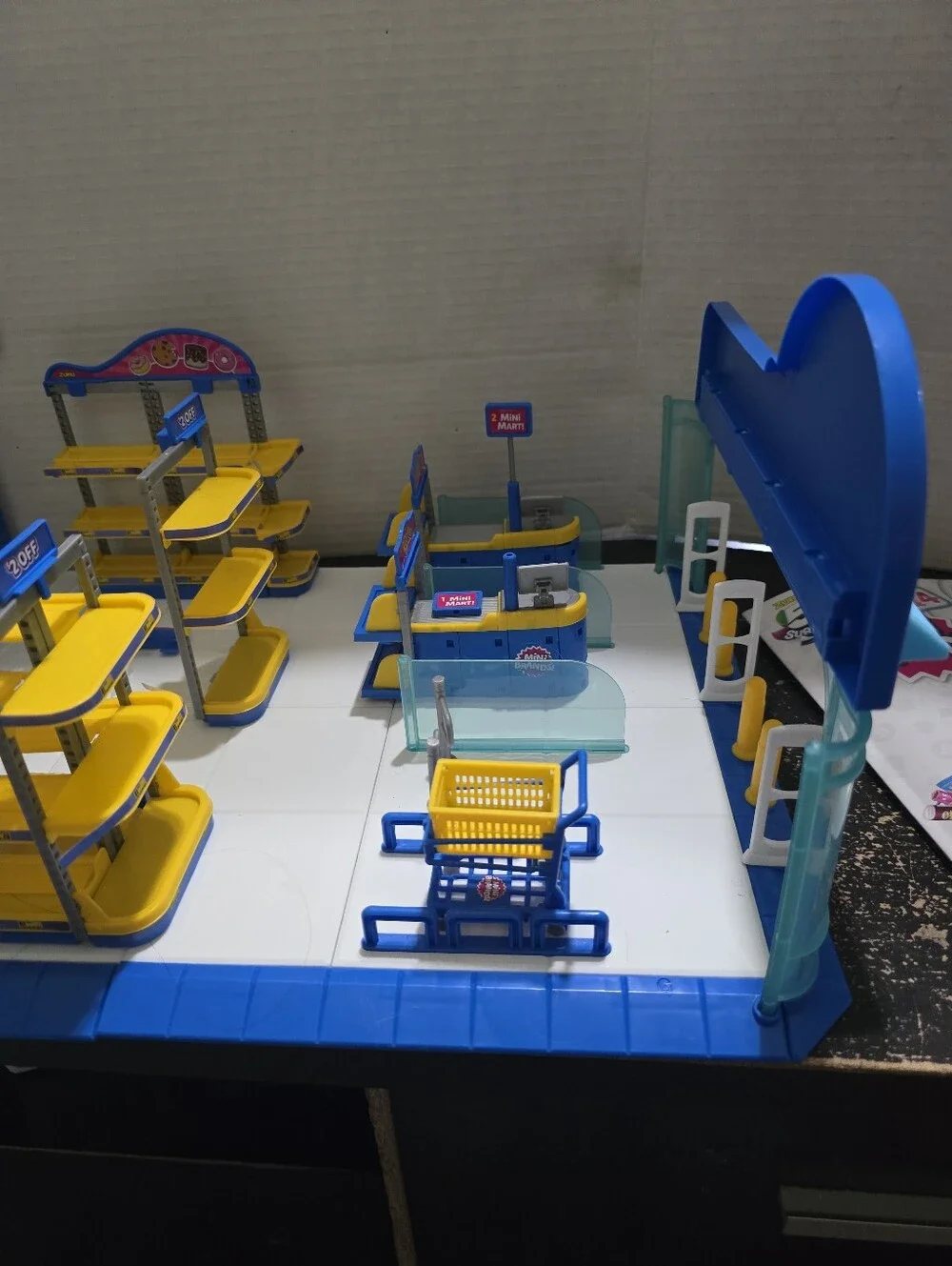 Mini Brands! Series 4 Mini Mart! Pretend Building Toy Grocery Store ZURU brand