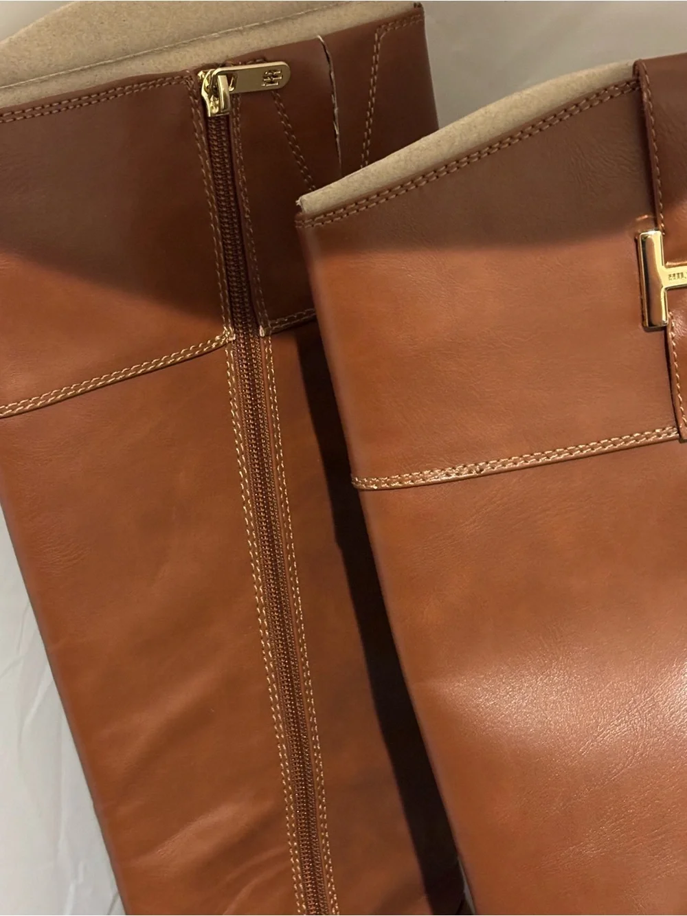 Tommy Hilfiger hardware prominent brown