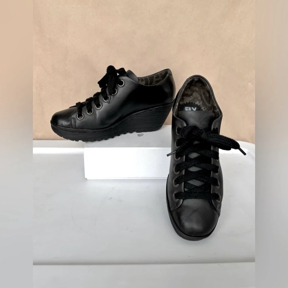 London Fly Wedge Lace Up Platform Black Leather Camo Lining Size 41 = 10 - 10.5
