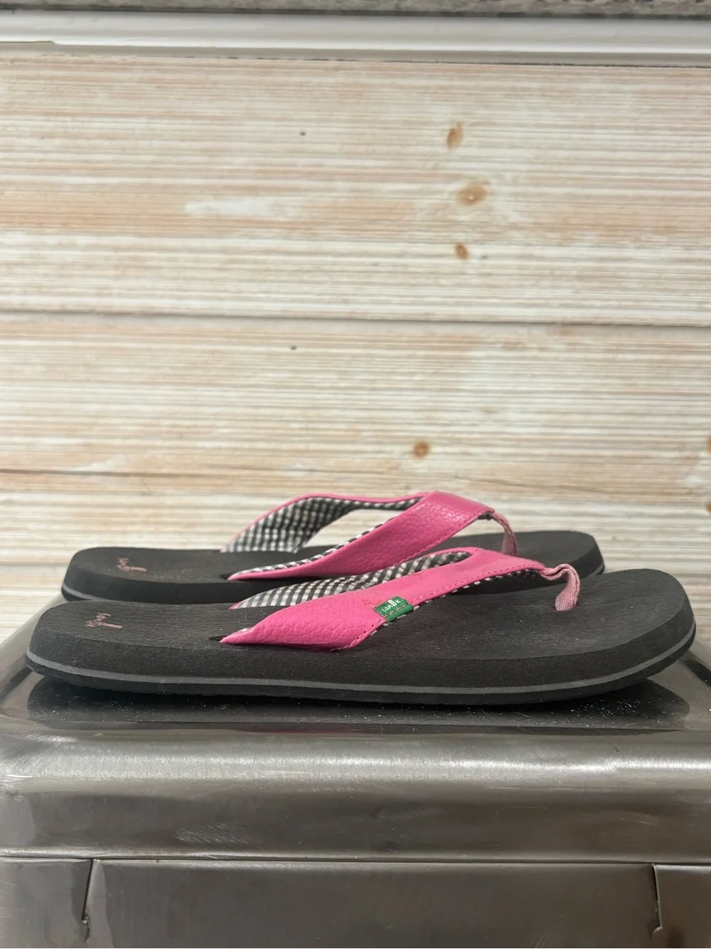 Sanuk comfortable flip