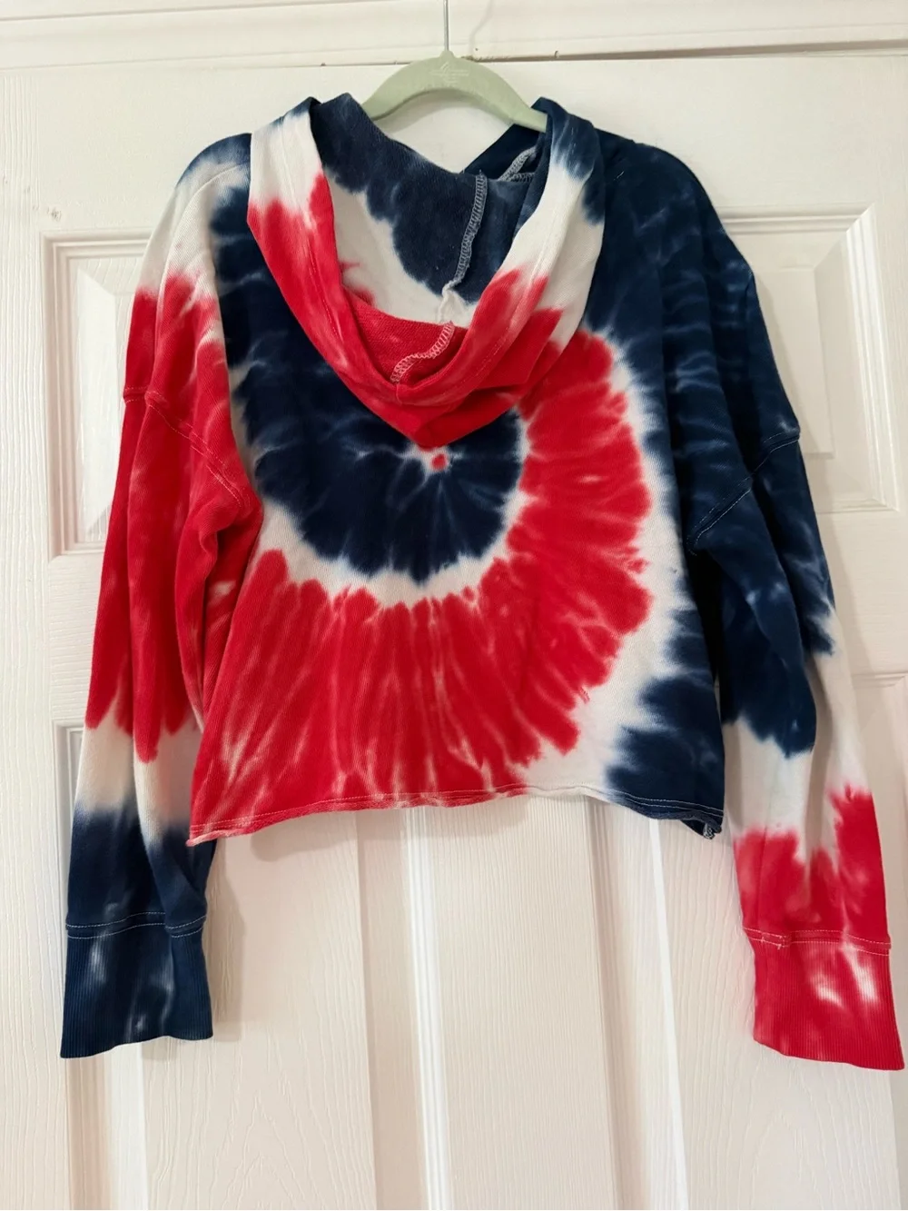 Old Navy girls red, white, and blue tie-dye cropped hoodie in a M (8)