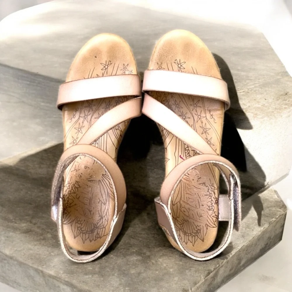 Blowfish Loverli-K Strappy Cork Wedge Sandal in Blush Dyecut Sz 5 1/2