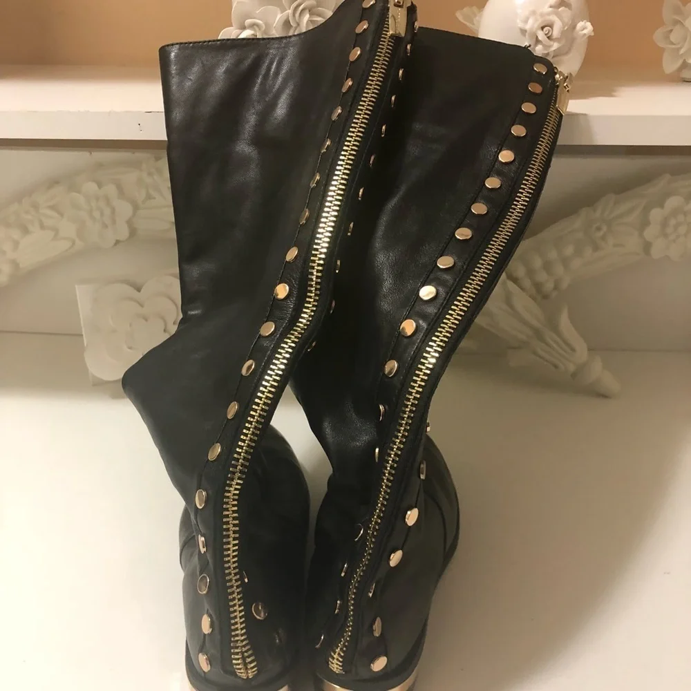 Vince Camuto very fashionable