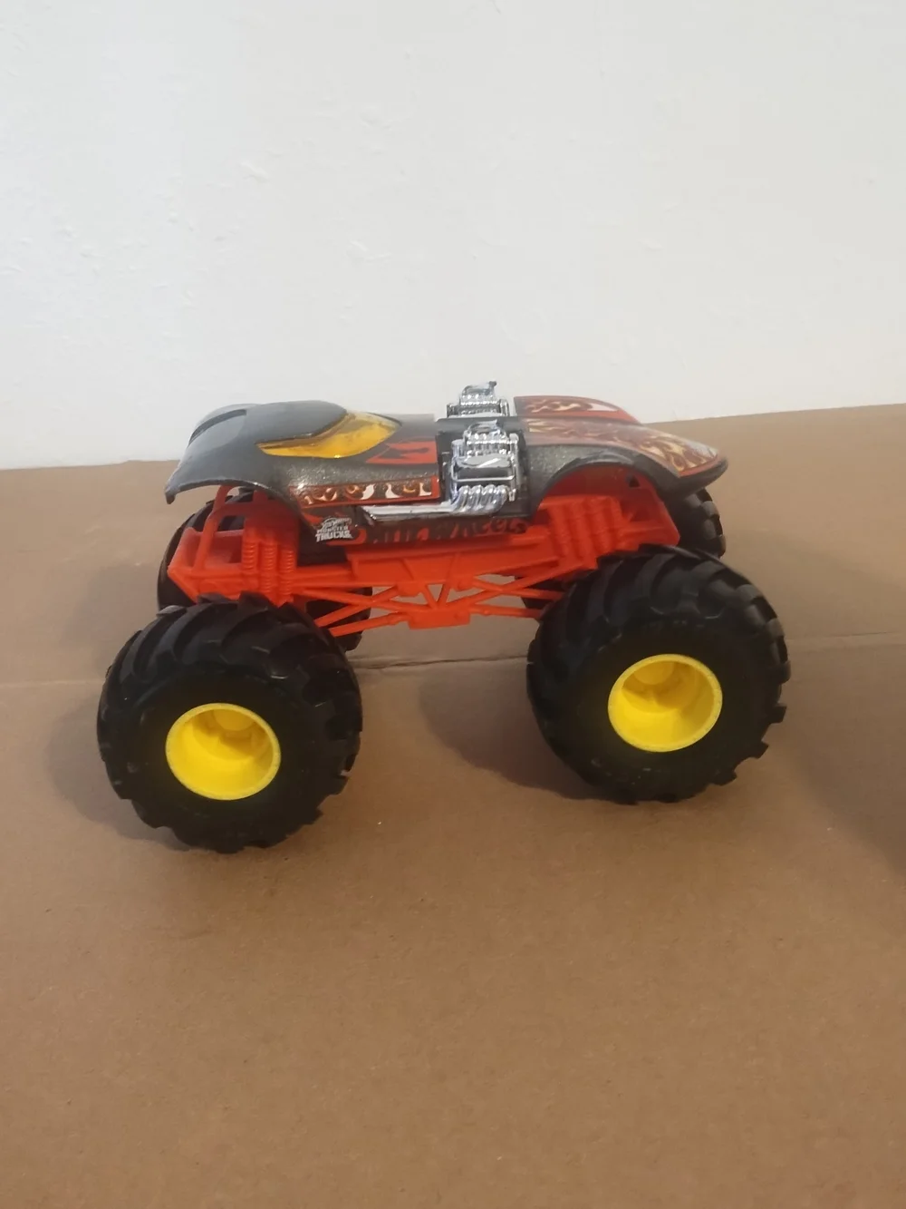 Hot Wheels - Monster Trucks Oversized (Twin Mill) / Toys some scratches