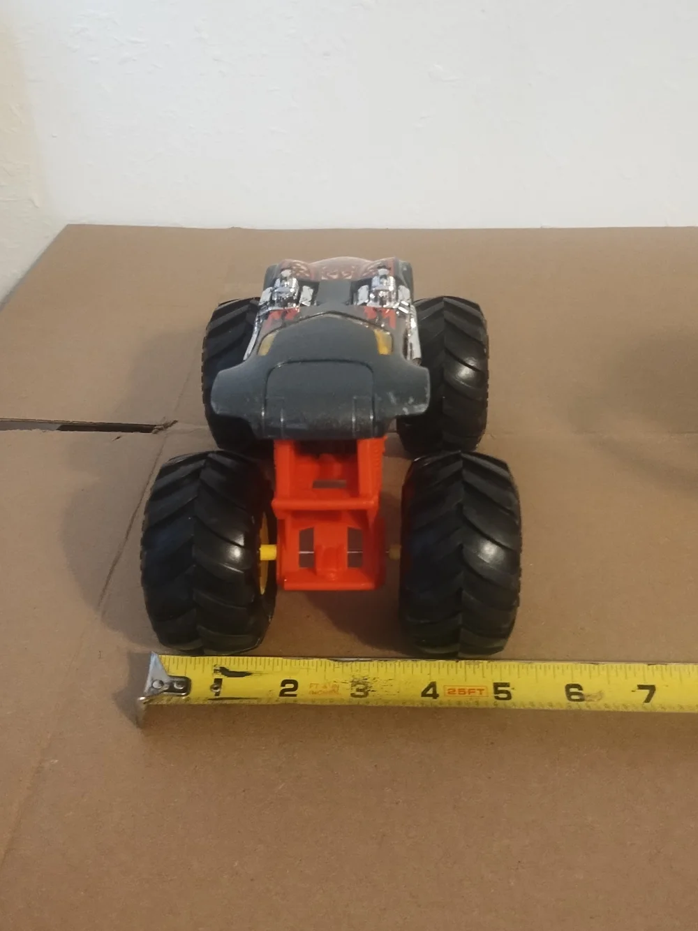 Hot Wheels - Monster Trucks Oversized (Twin Mill) / Toys some scratches