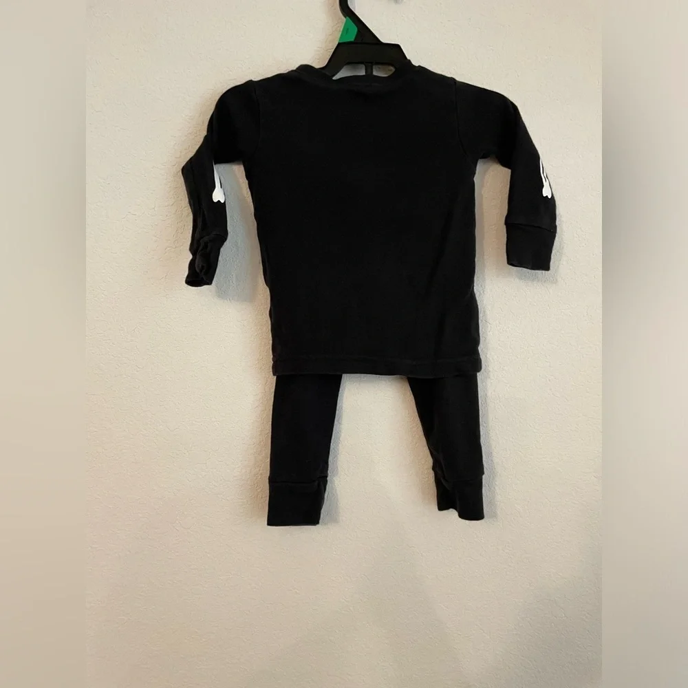 Carter's Black Skeleton glow in the dark Pajama Set size 12 months