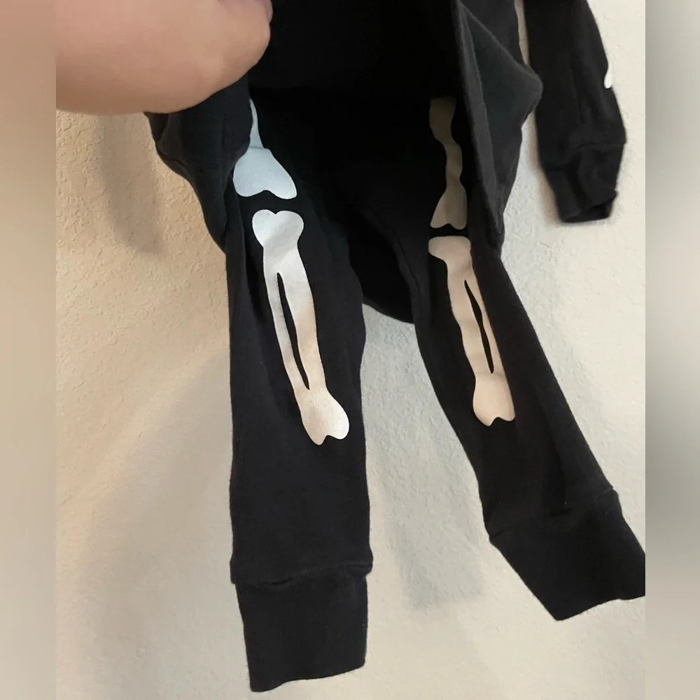 Carter's Black Skeleton glow in the dark Pajama Set size 12 months