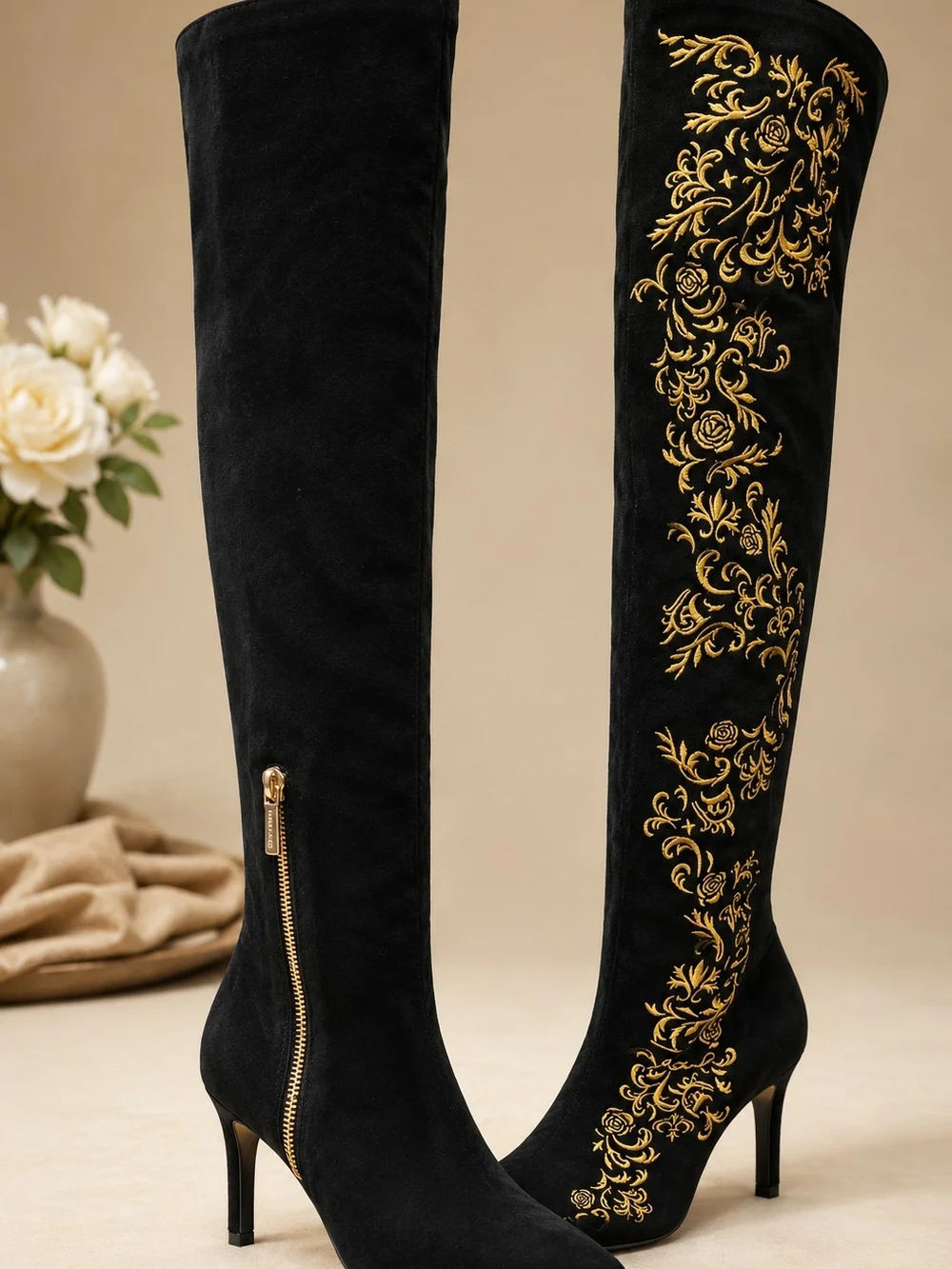 Karl Lagerfeld elegant over