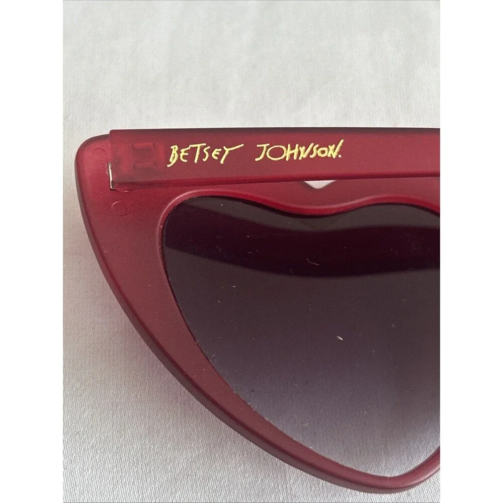 Betsey Johnson item features