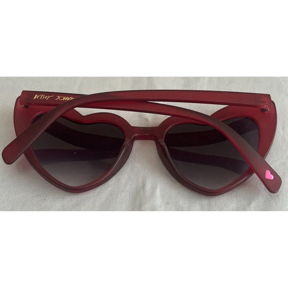 Betsey Johnson item features