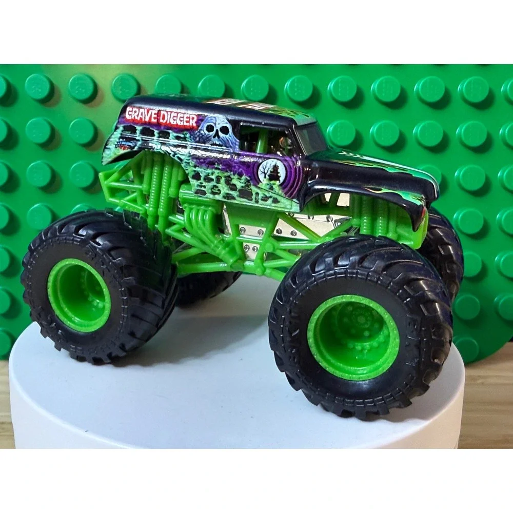 Monster Jam Grave Digger Diecast Monster Truck Green Flame Bad to the Bone 1:64