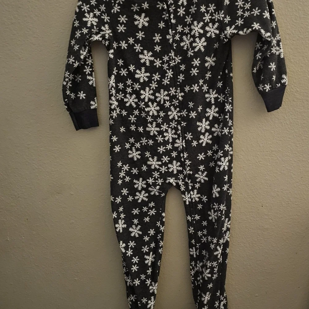 Old Navy Black and White Snowflake Kids Footie