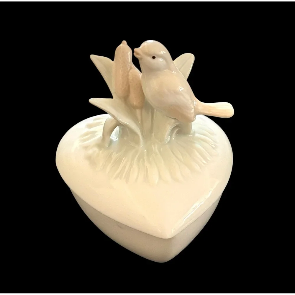 Heart Shaped Porcelain Ring Jewelry Trinket Box Lidded with‎ Bird on Top