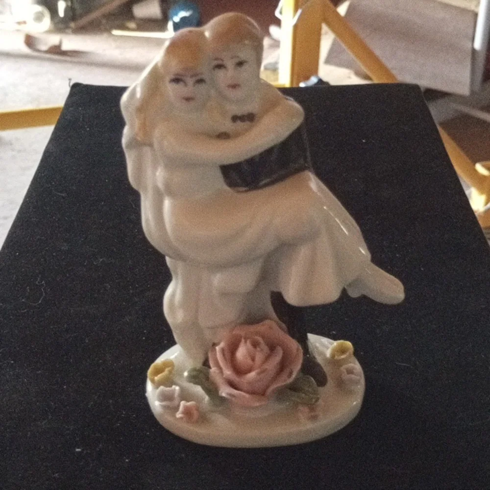 N/A base figurine