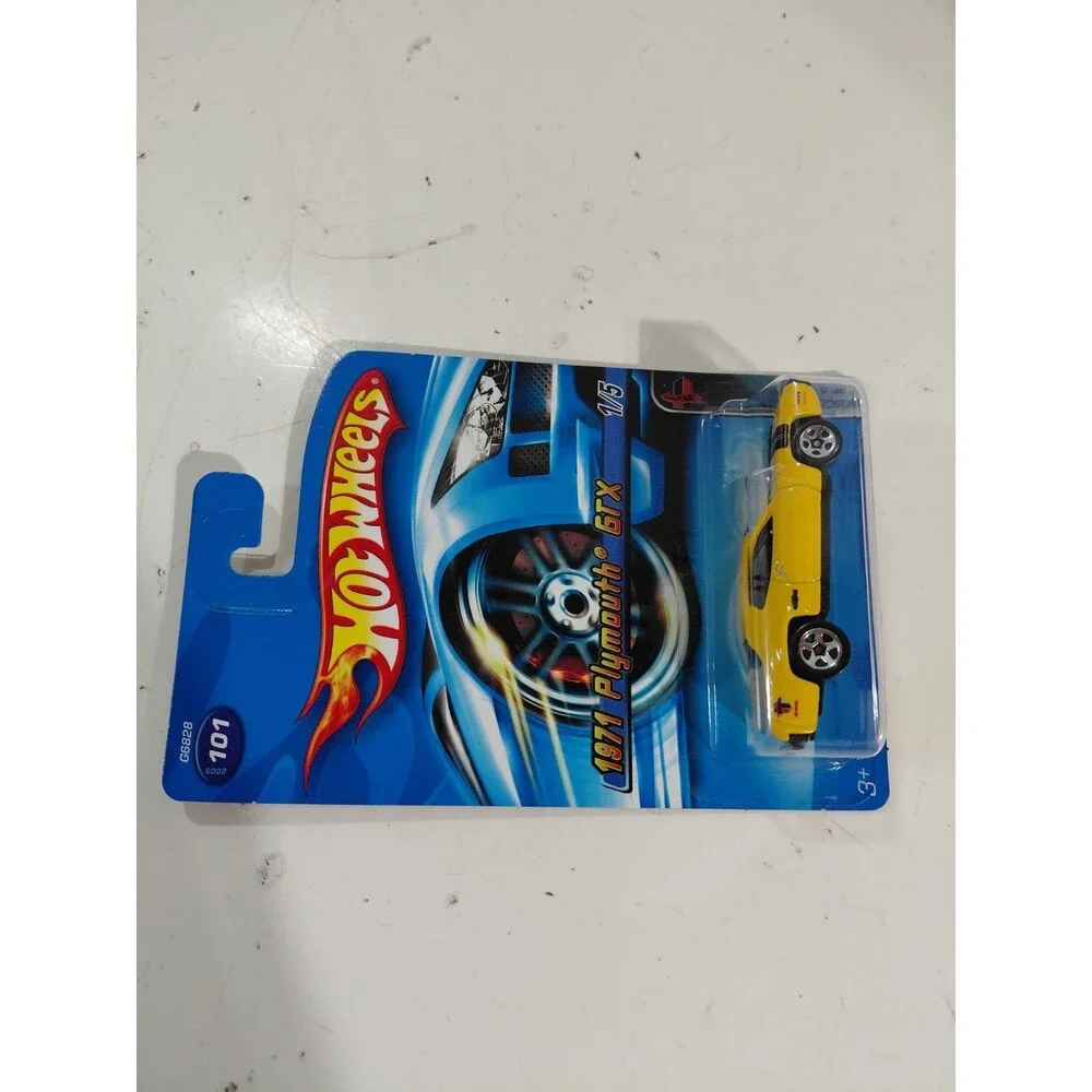 NIP Hot Wheels Muscle Mania 1:64 DieCast 1971 Plymouth GTX 440 6 Pack Muscle Car
