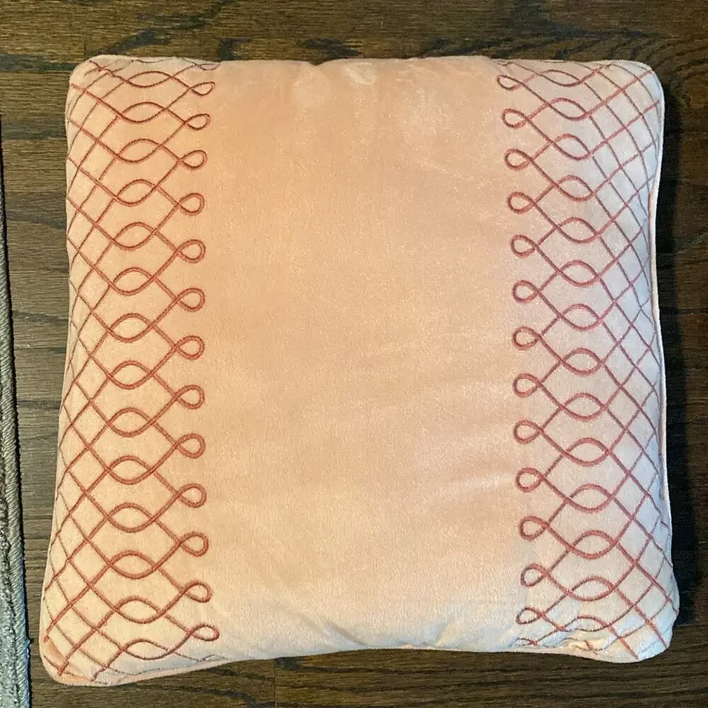 Vintage bed bath and‎ beyond embroidered pink velveteen 20x20 accent pillow