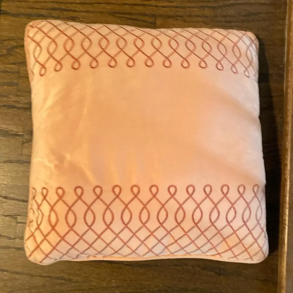 Vintage bed bath and‎ beyond embroidered pink velveteen 20x20 accent pillow
