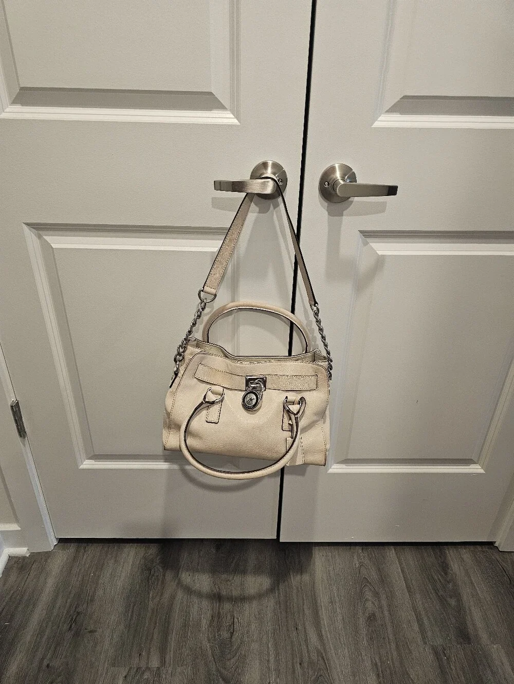 Michael Kors Stylish Cream Leather Satchel Handbag - Women's Shoulder
