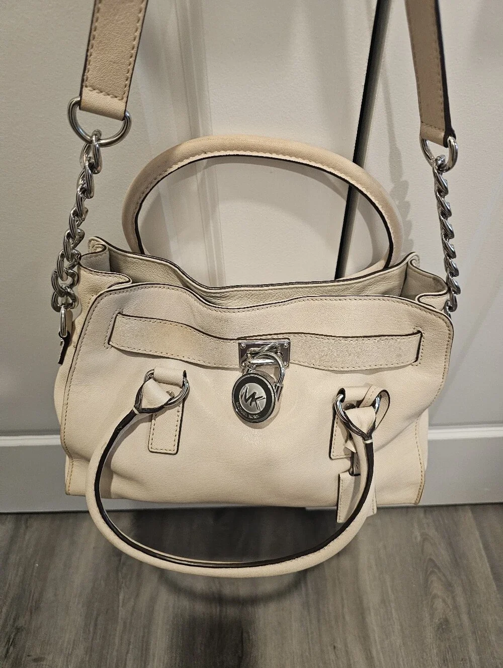 Michael Kors Stylish Cream Leather Satchel Handbag - Women's Shoulder