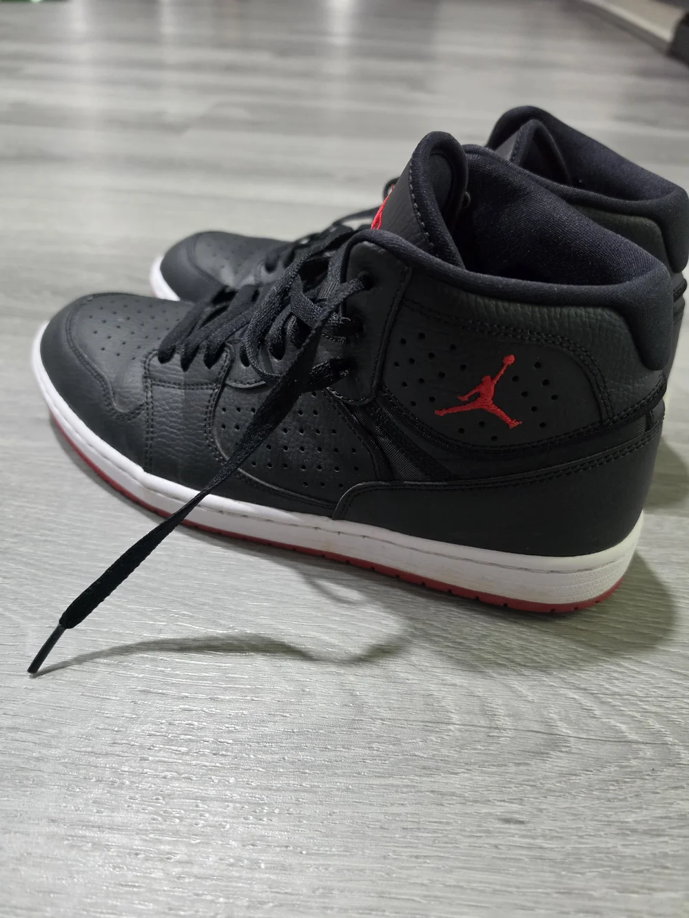 Jordan Men 10.5  Black and Red Mid-Top Sneakers