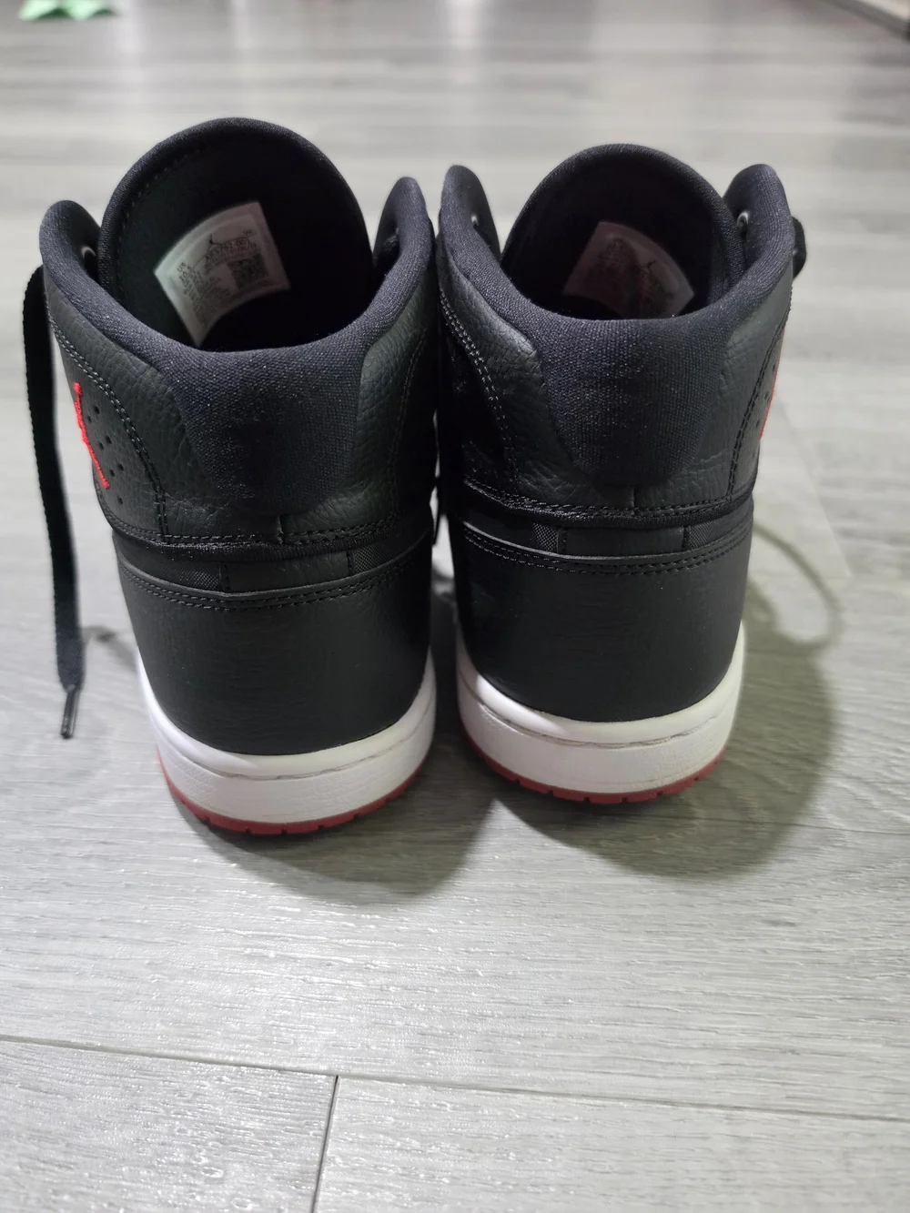 Jordan Men 10.5  Black and Red Mid-Top Sneakers