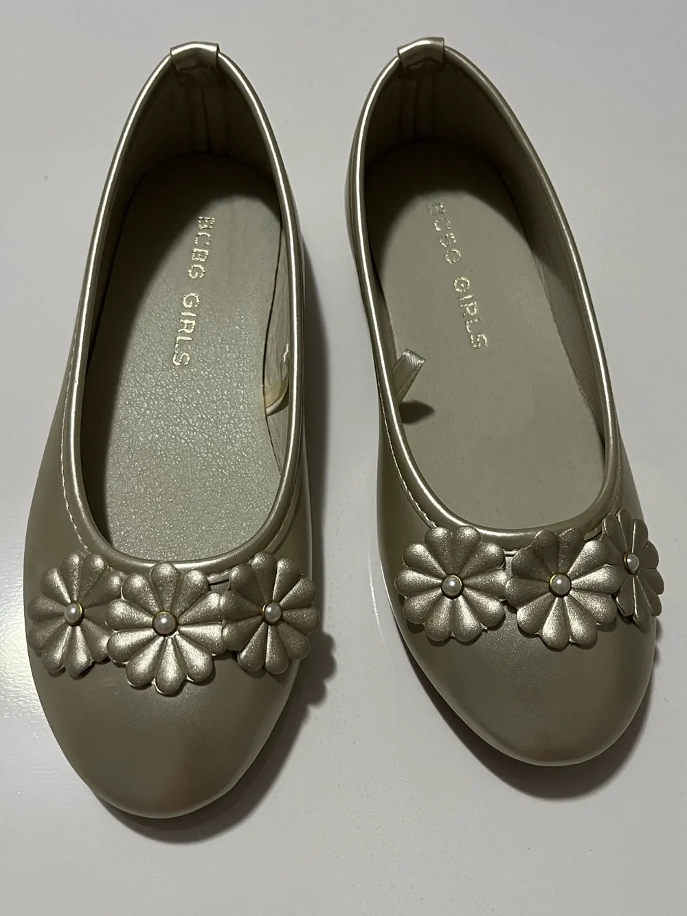 BCBG shoe features