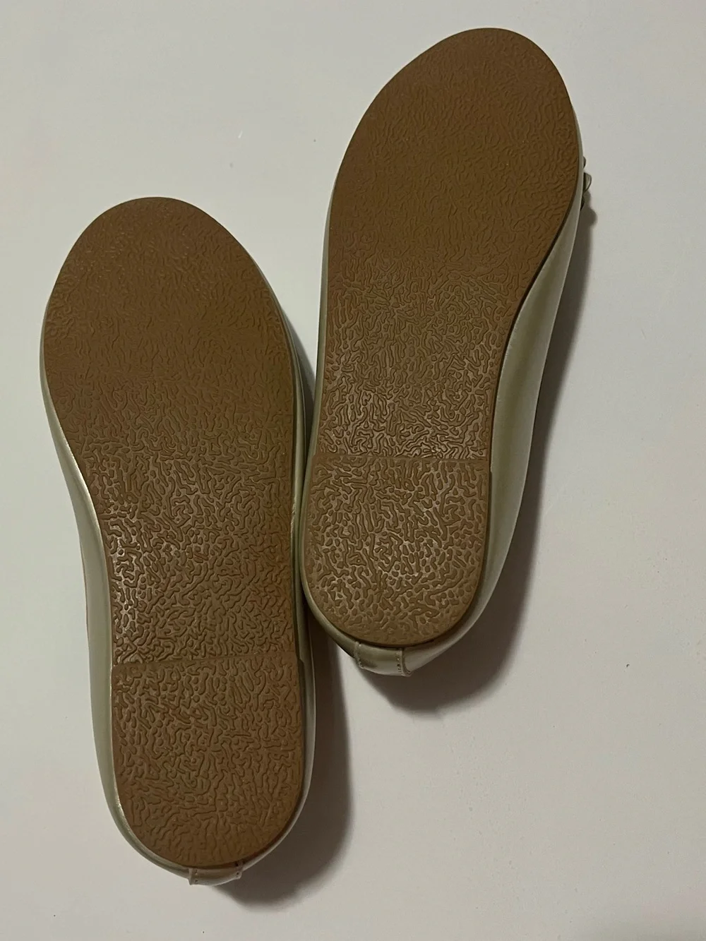 BCBG shoe features