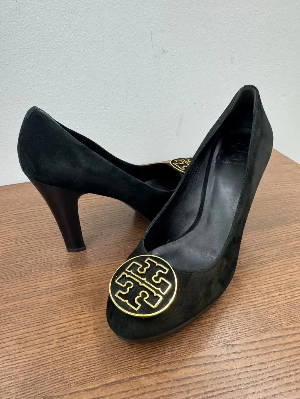 TORY BURCH SUEDE MADALLION HEEL 1/2 PLATFORM SIZE 10M (SH300THRIFTY