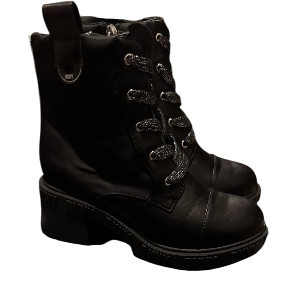 New in Box DKNY Girls Hayley Heeled Combat Boots Fall Winter Black with Silver‎