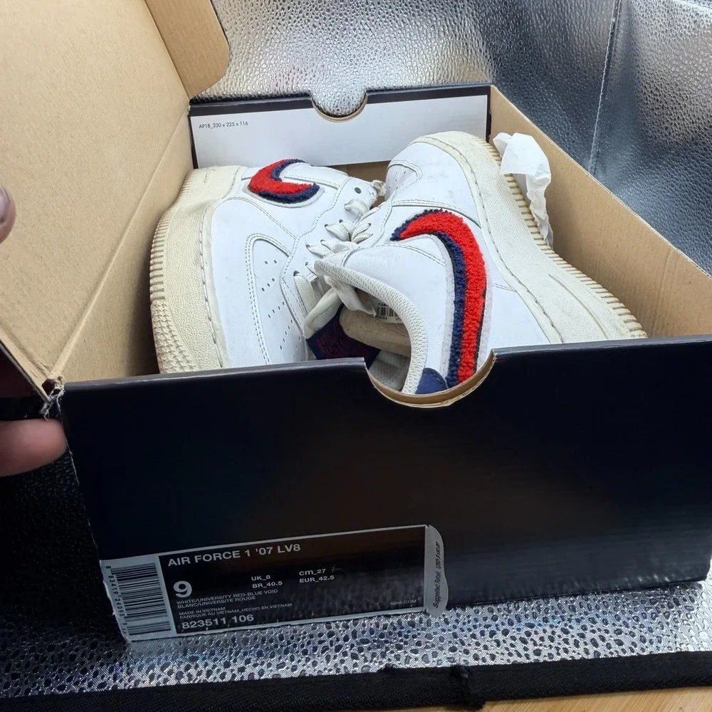 Size 9 Nike Air Force 1 '07 LV8 Chenille Swoosh White‎ Mens Sneakers 823511-106