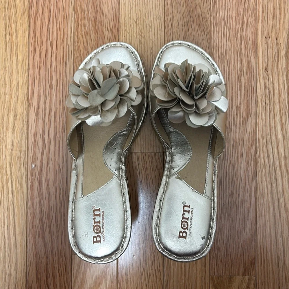 Born Metallic Gold Flower‎ Wedge Sandal - size 8