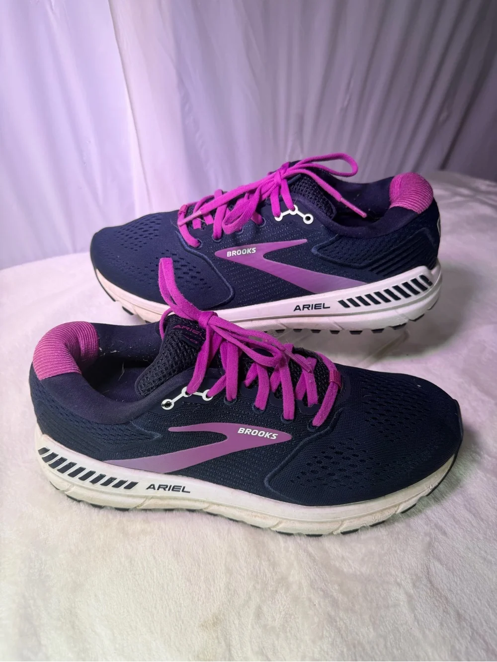 Brooks midsole feet shoe