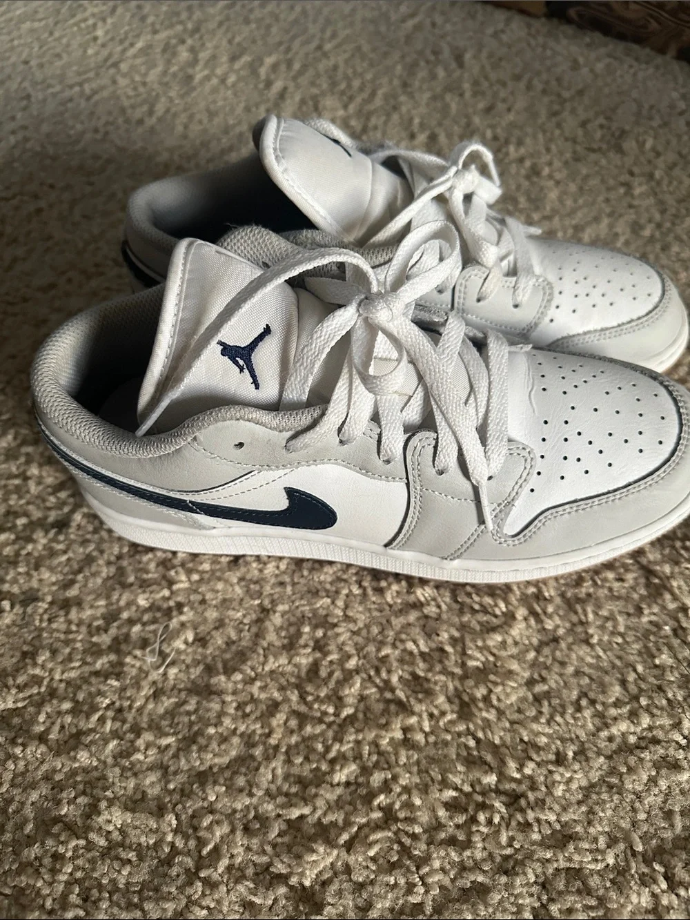 Air Jordan Kids Low-Top Sneakers in White and Navy