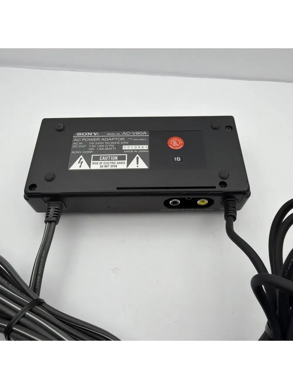Genuine Sony Handycam Video8 AC-V60 AC Power Adapter & Battery Charger TESTED