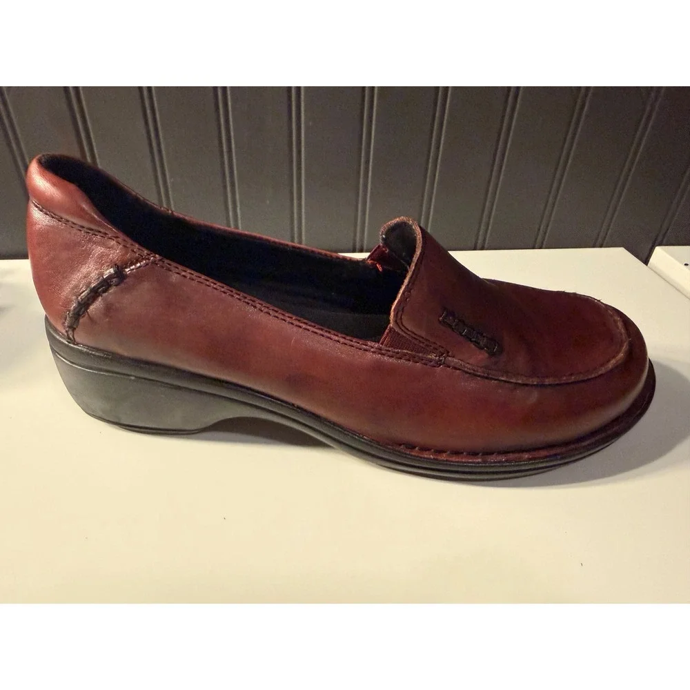 Clarks women burgundy