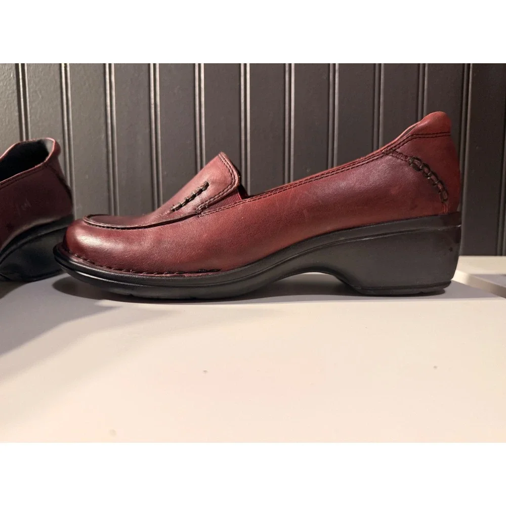 Clarks women burgundy