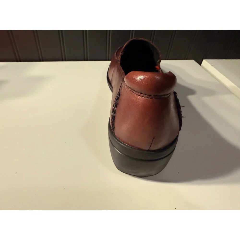 Clarks women burgundy