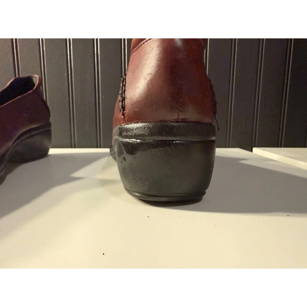 Clarks women burgundy