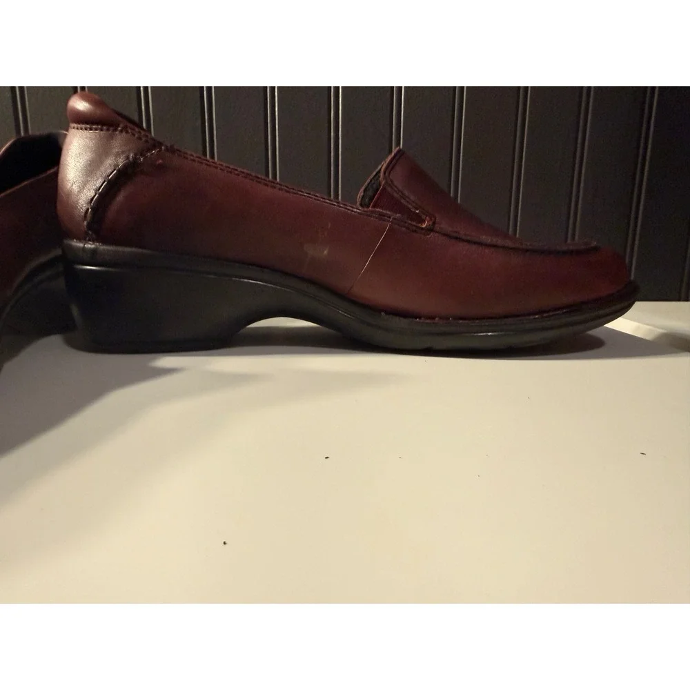 Clarks women burgundy