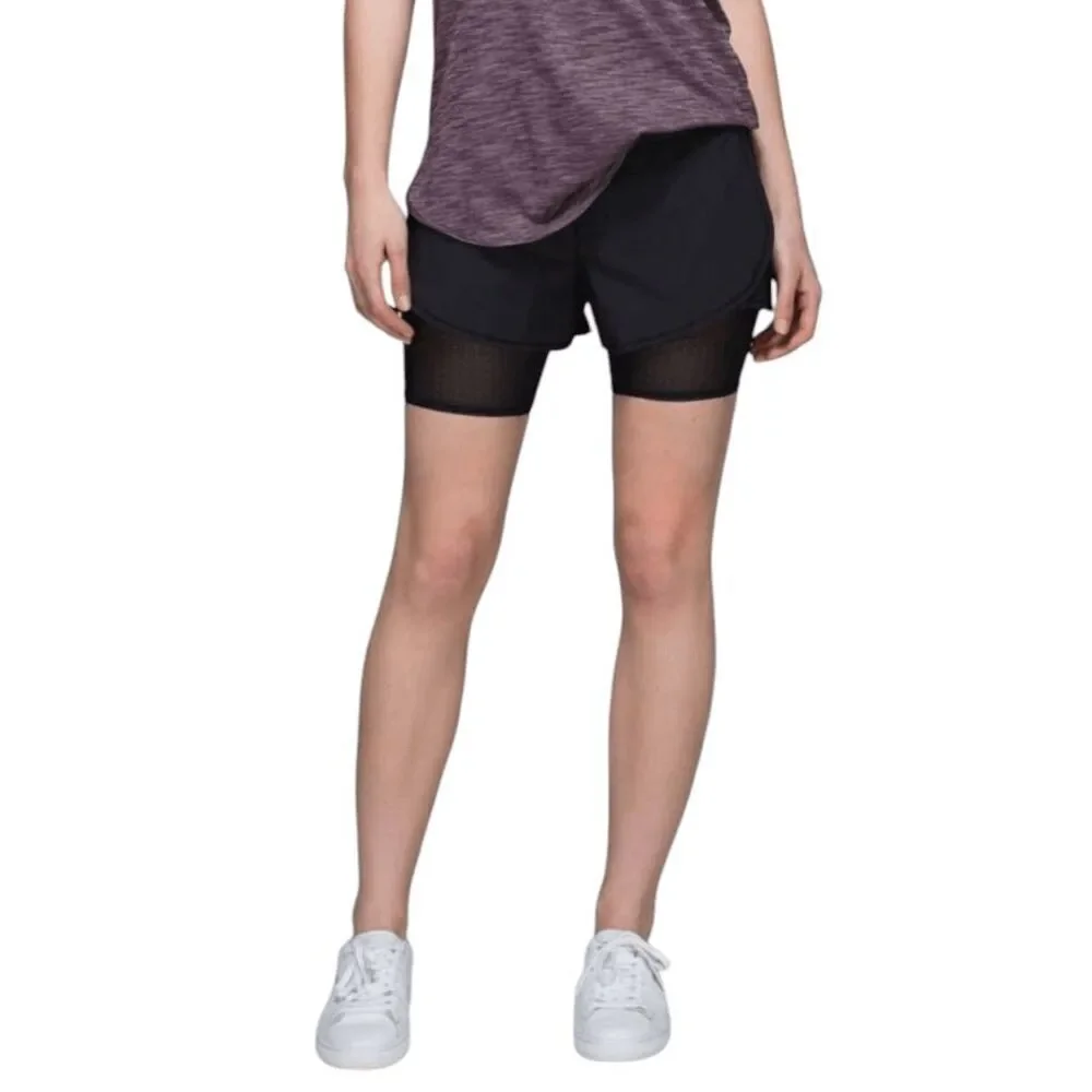 LULULEMON ATHLETICA Hot To The Street Short Size 4