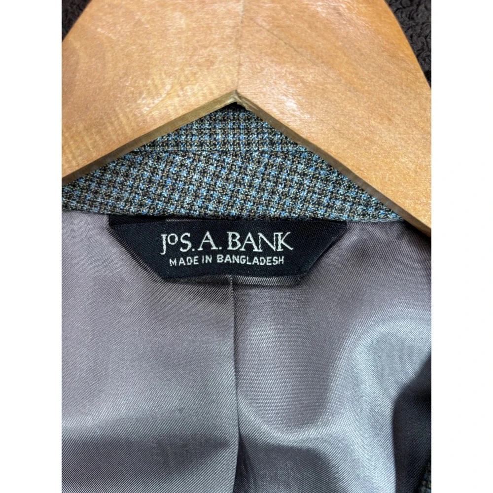 Jos. A. Bank fully makes interior
