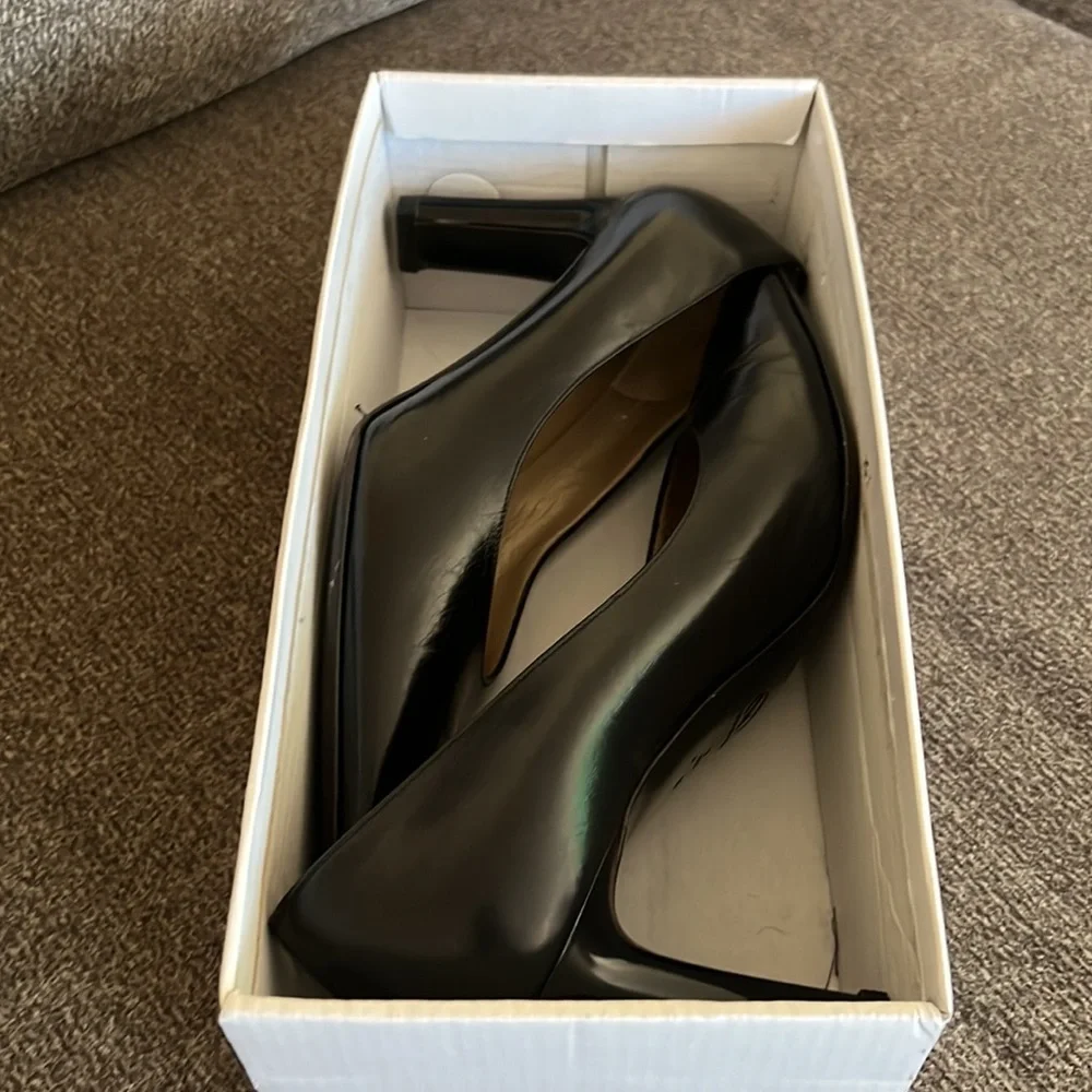 St. John Black Leather Square Toe Block Heel Made‎ in Italy Size 7.5
