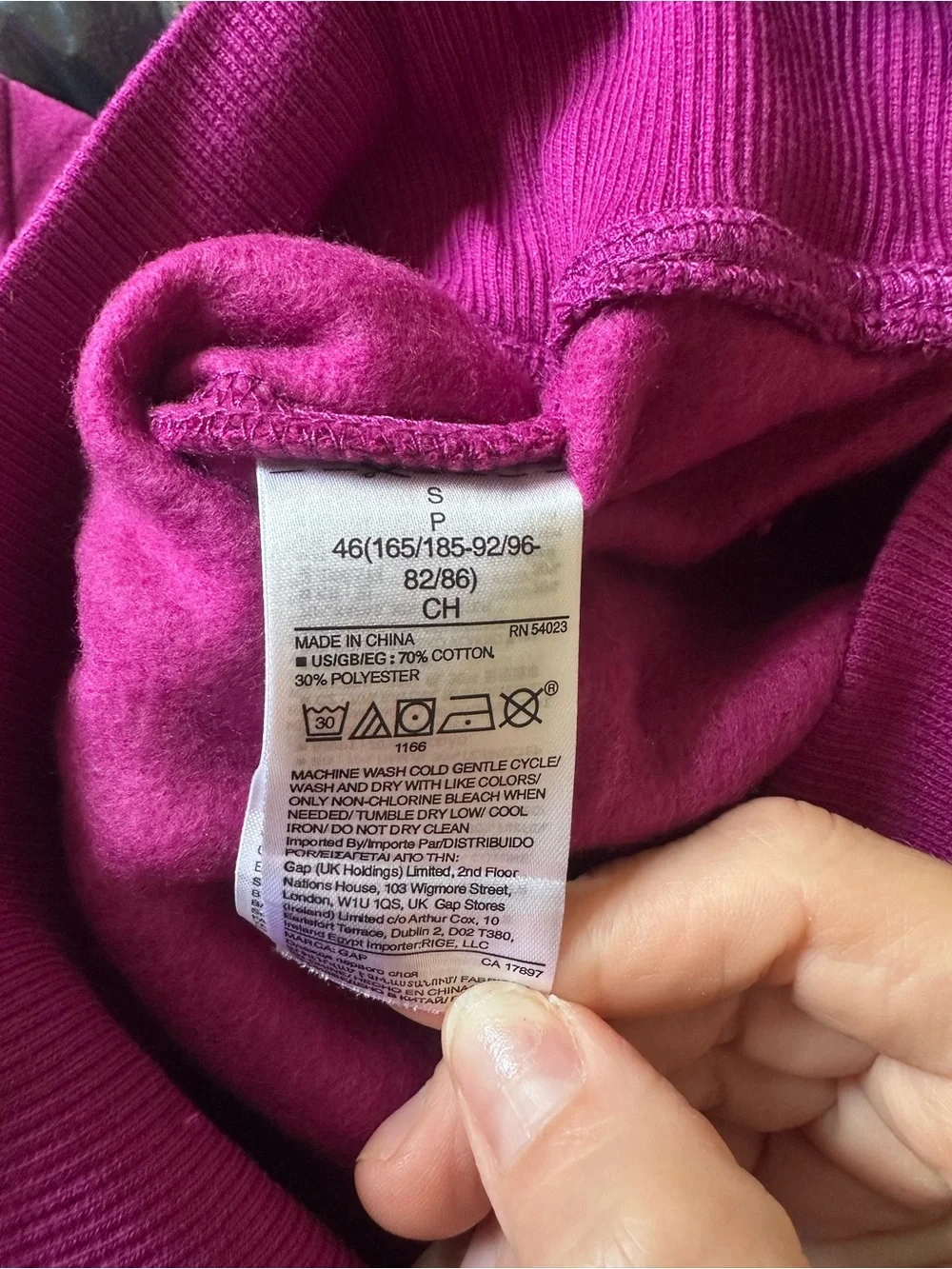 GAP hoodie hand