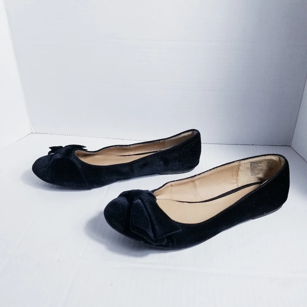 FIONI BLACK VELVET FLATS SIZE 7 WIDE