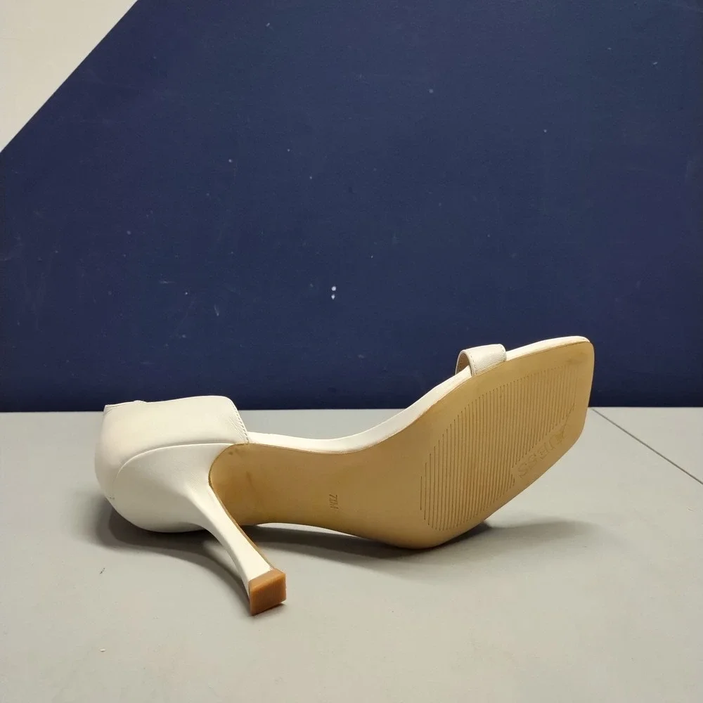 GUESS Gwyael 2 Kitten‎ Heels Womens Size 7.5M White Leather Ankle Strap Open Toe