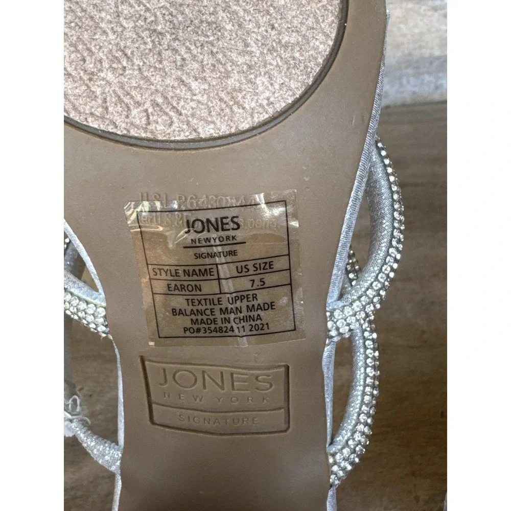 Jones New York Earon Sandals heels~size 7.5 Silver Dressy Heels Chunk Heel CUTE!