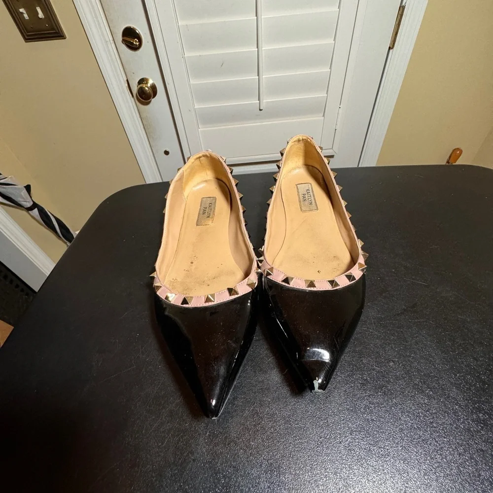 Kaitlyn Pan size 9 black/pink rock stud pointed leather ballet flats