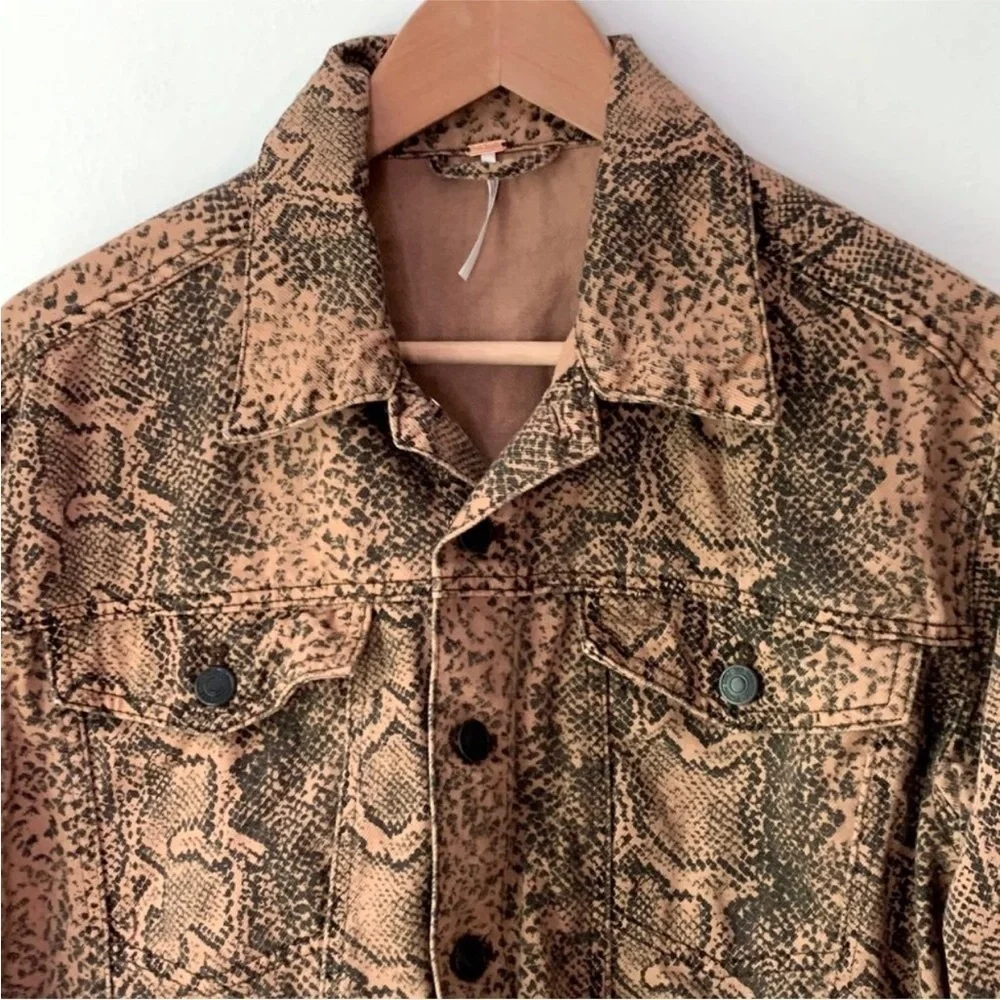 FREE PEOPLE Snake Print Trucker Jacket in Brown Women's Small Button Up‎ Pockets
