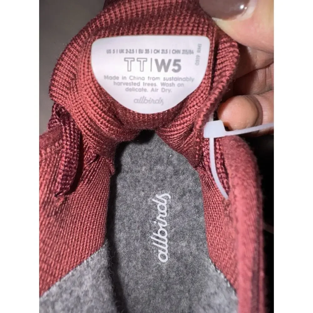 allbirds lace logo hitting