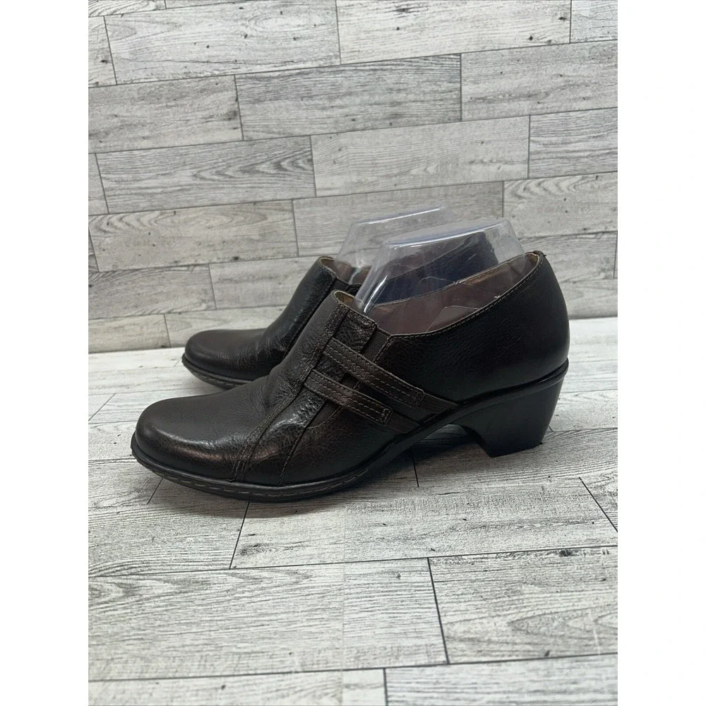 Clarks shoe suede respectively